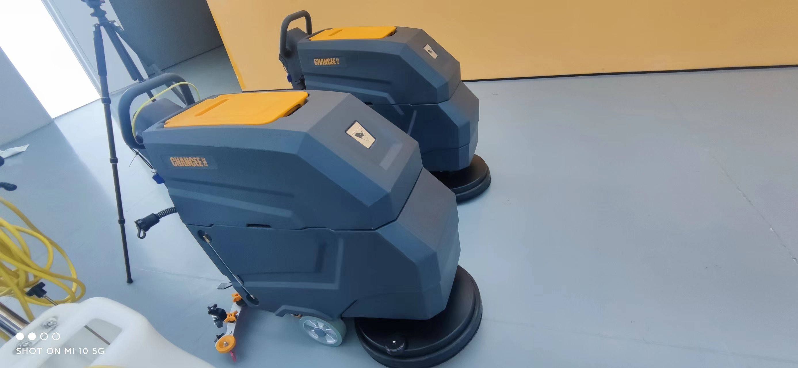  怎么拆卸安裝手推式洗地機(jī)的刷盤呢？