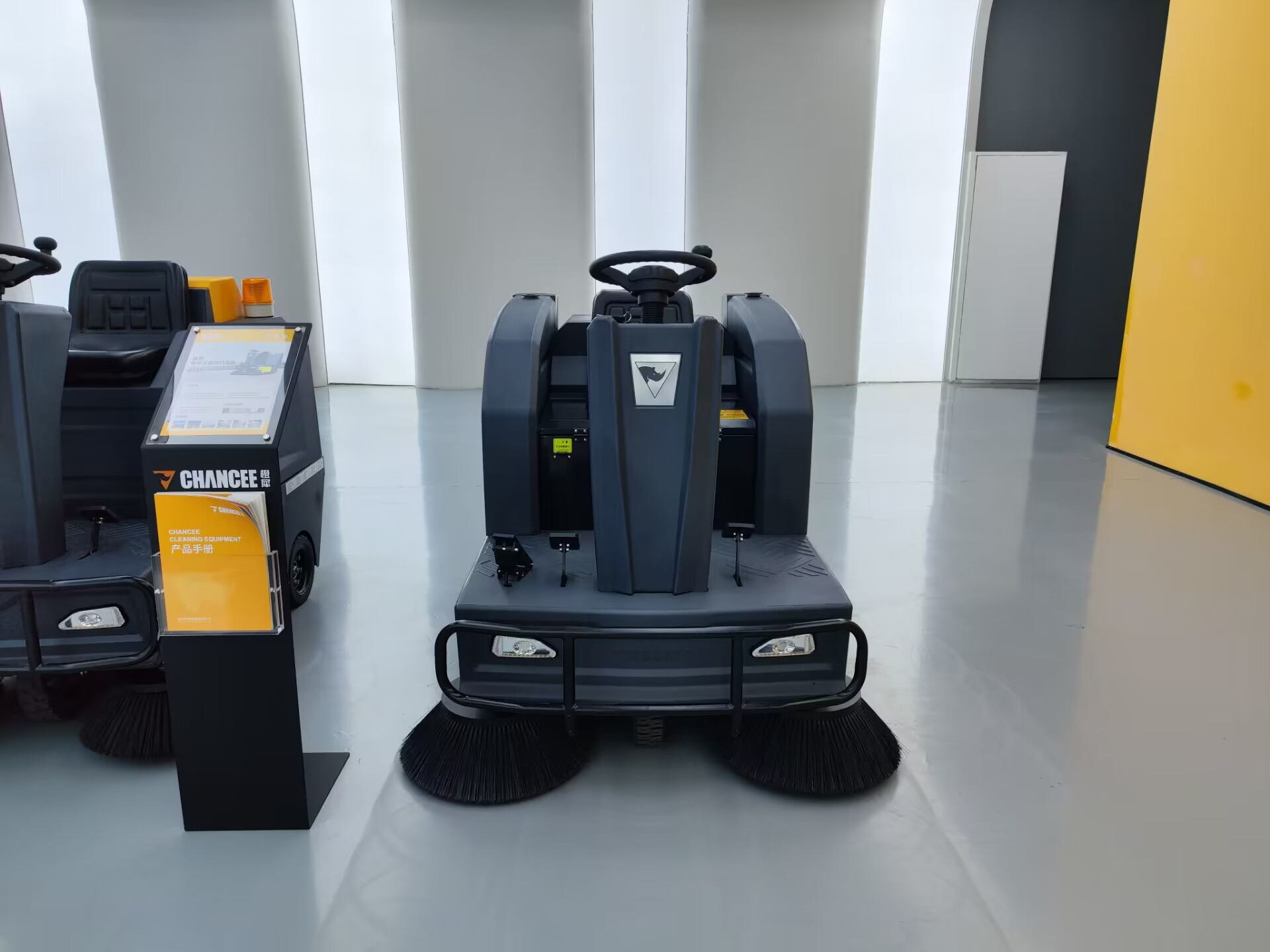 小型駕駛式掃地機(jī)可以用于小區(qū)物業(yè)嘛